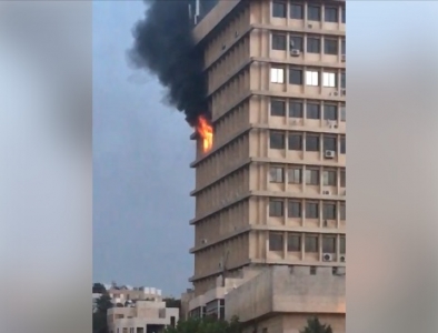 اخماد حريق داخل عمارة الصايغ وسط العبدلي- شاهد الفيديو