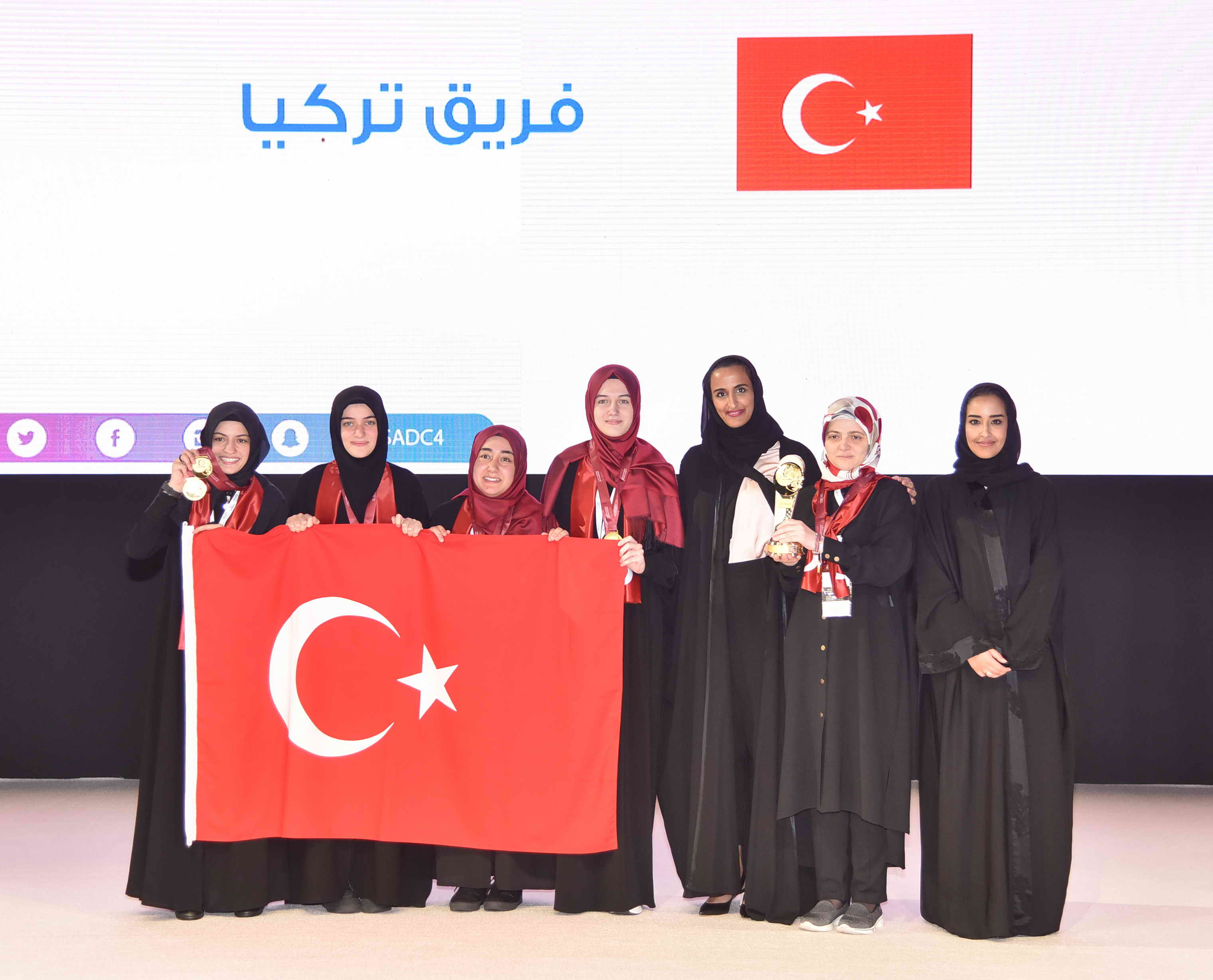 فريق الجمهورية التركية حامل لقب البطولة الدولية الرابعة لمناظرات المدارس باللغة العربية