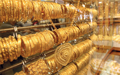 غرام الذهب ينخفض نصف دينار