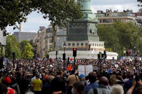 عشرات آلاف المتظاهرين في فرنسا احتجاجا على الشهادة الصحية