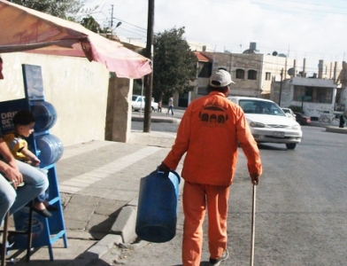 صوره لأحد عمال الوطن في العاصمة عمان تشعل مواقع التواصل.. شاهد