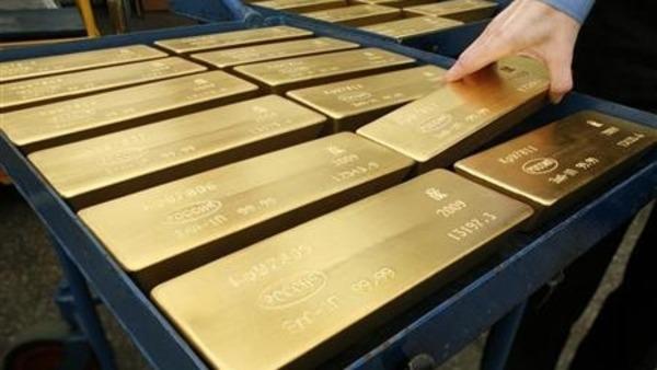 الذهب يستقر على ارتفاع متأثرا بانخفاض الدولار