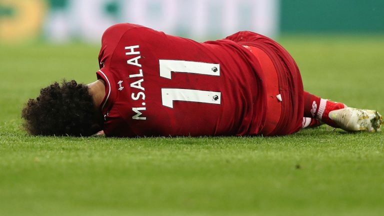 محمد صلاح يتعرض لإصابة قوية ويخرج محمولًا على نقالة في مباراة ليفربول ضد نيوكاسل يونايتد (فيديو)
