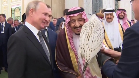 أمير سعودي يسخر من هدية بوتين للمك سلمان ويقارنها بهدية الرئيس لايران!! صورة