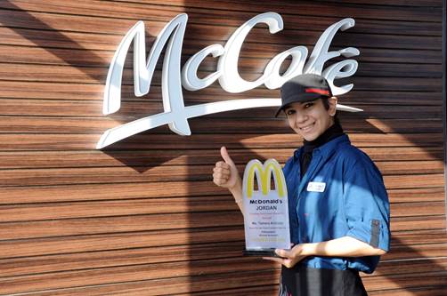 ماكدونالدز الأردن تكرم الموظفة تمارا البطة بجائزة التميز في خدمه الزبائن