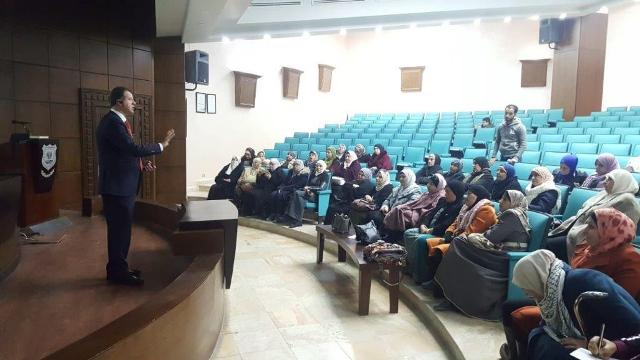 دورة تدريبية لسيدات المجتمع المحلي بعنوان التسويق الالكتروني في جامعة عمان الاهلية