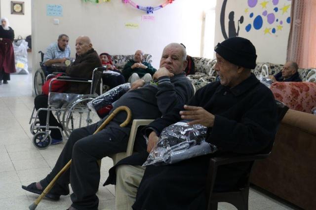 وفد من جامعة عمان الأهلية يزور جمعية الأسرة البيضاء دار الضيافة للمسنين