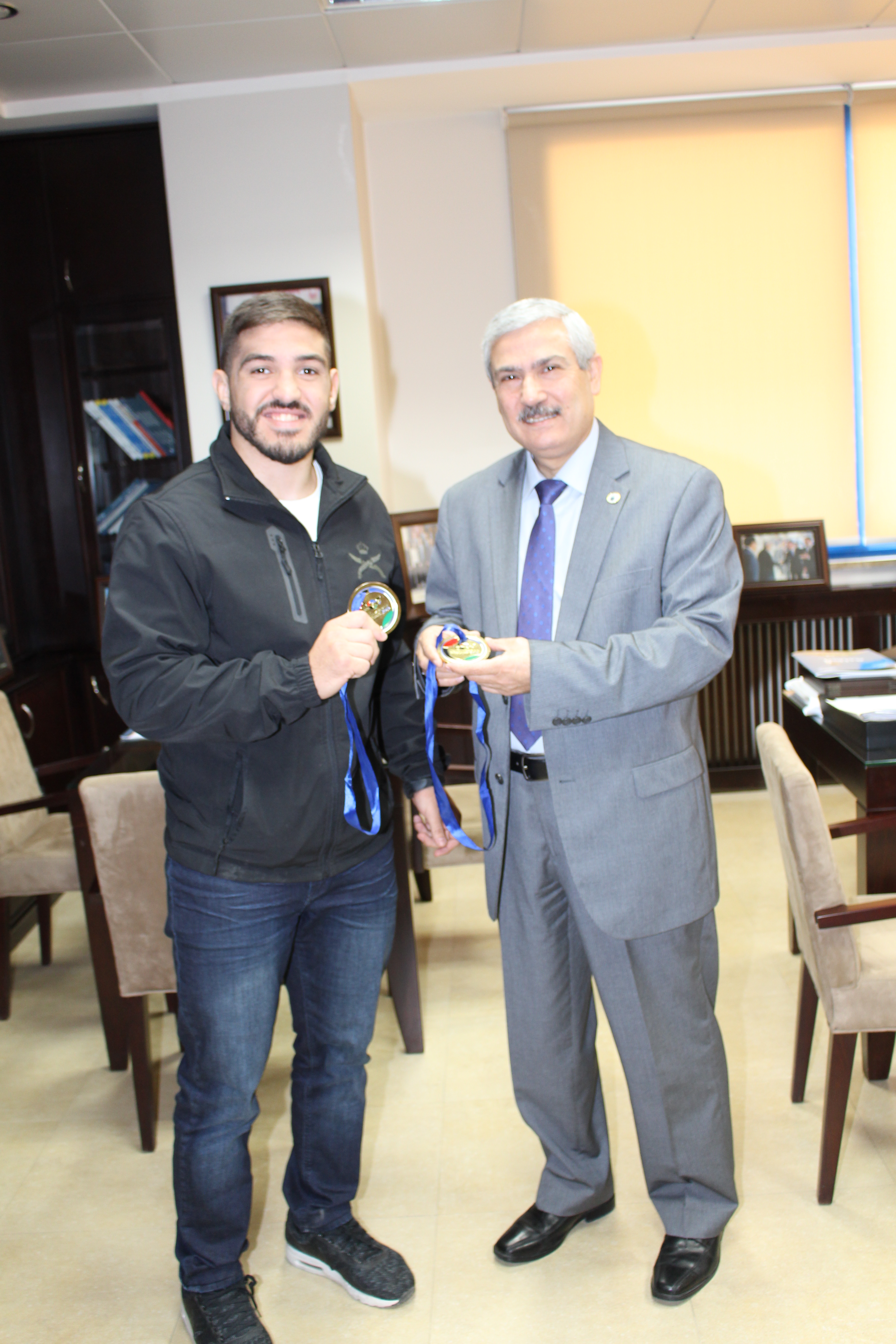 حمزة الرشيد طالب في جامعة الاميرة سمية للتكنولوجيا يتوج بذهبيتين في بطولة العالم للجوجيتسو