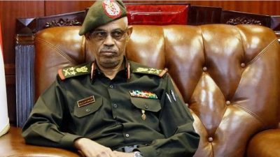 بن عوف يؤدي القسم رئيساً للمجلس العسكري الانتقالي بالسودان