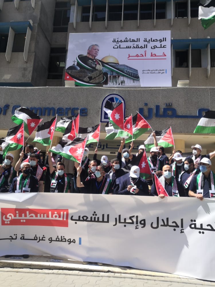(تجارة عمان)تحتفل بالنصر.. اعلام فلسطينة وأردنية وتوزيع ورود وكنافة والعلم الصهيوني تحت الأقدام ـ صوروفيديو