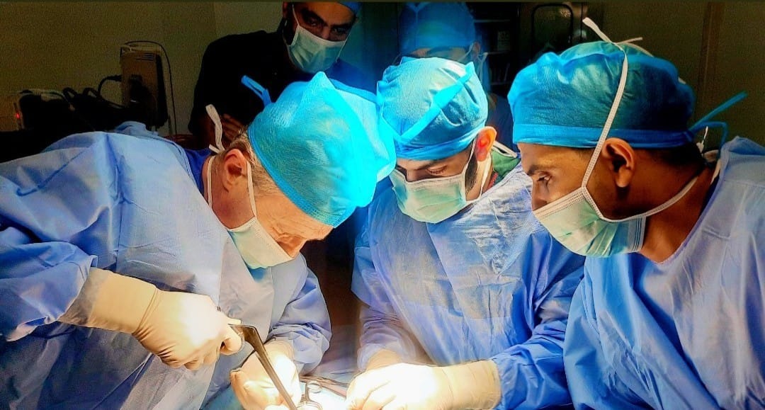 مستشفى الزرقاء الحكومي ولأول مرة يجري عملية جراحية معقدة ونادره لطفل عمره اسبوعين بنجاح ... صور 