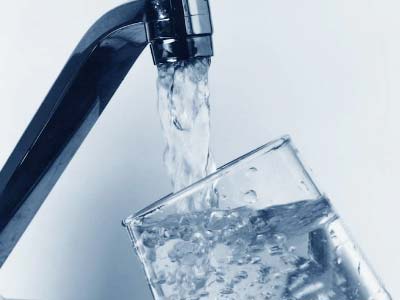 خبراء يستبعدون رفع أسعار المياه فورا بعد زيادة التعرفة الكهربائية