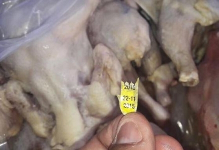 دجاج منتج قبل عام وبلون اسود للبيع في اسواق  الاستهلاكية المدنية  !!