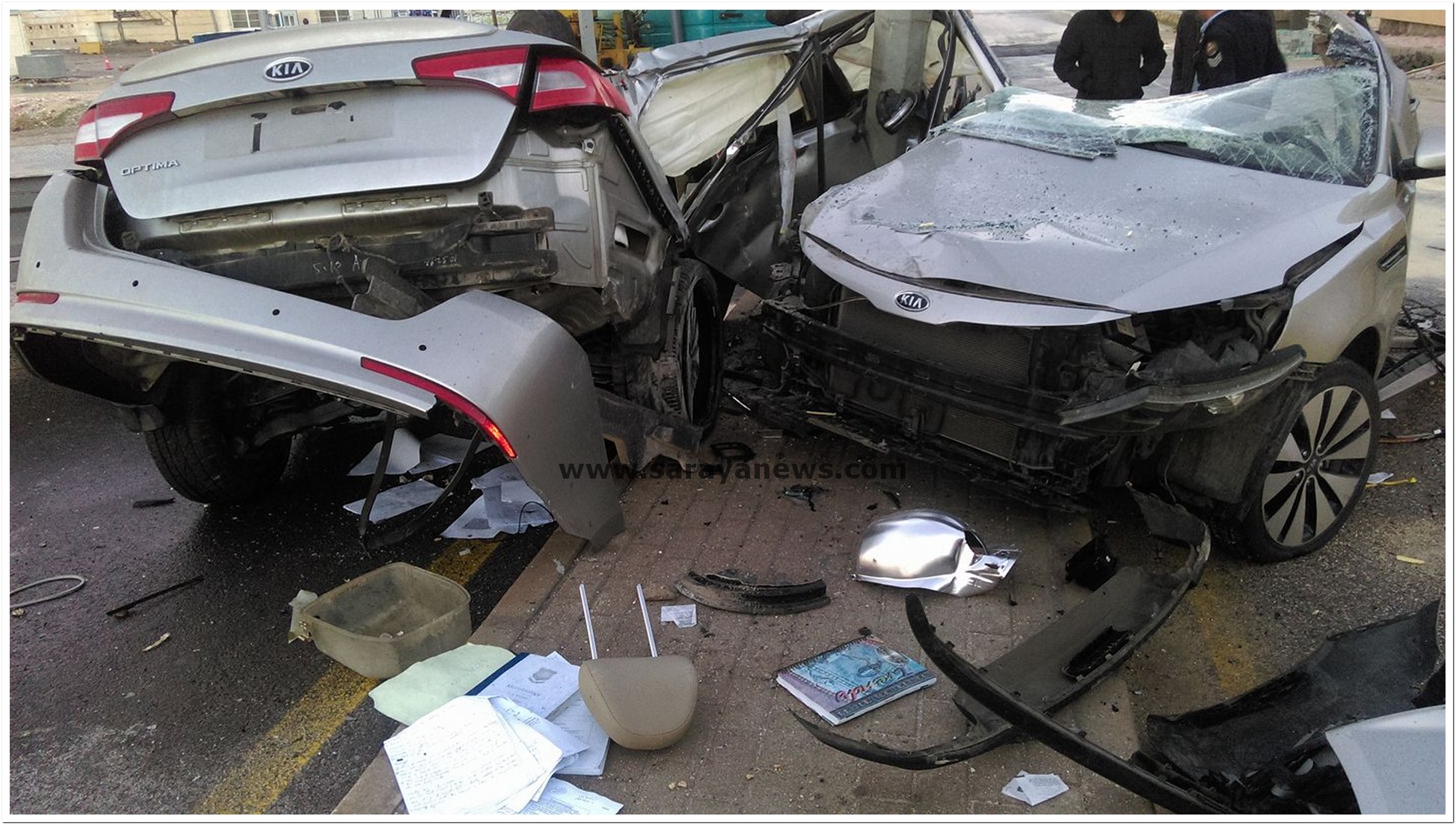 بالصور في عمان : إصابة شخص وانشطار مركبته الى نصفين بحادث تدهور "فجراً" نتيجة الإنجماد