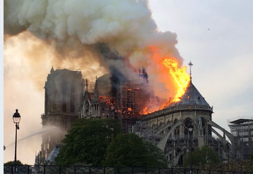 بالصور..اجلاء الوسط التاريخي اثر اندلاع حريق رهيب في كاتدرائية نوتردام في باريس