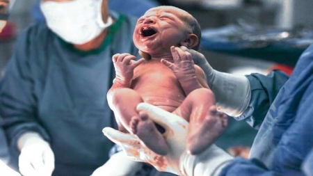 طفل يولد بعد 4 سنوات من وفاة والديه