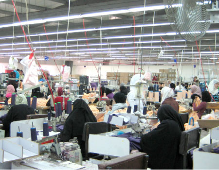 ضبط مصنع يقوم بتصنيع ملابس مزورة لماركات عالمية