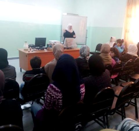 أخصائية اللغة والنطق ديمة زعبلاوي من جامعة "عمان الأهلية" تحاضر في مدرسة يافا الأساسية