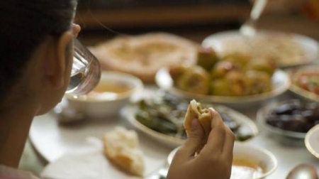 لماذا يزيد الوزن في رمضان رغم الصيام؟