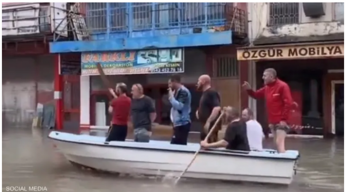 فيضانات تربك مدنا تركية .. والتنقلات للعمل باتت عبر القوارب