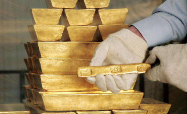 الذهب يهبط مع ارتفاع الدولار