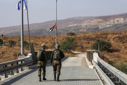 إعلام عبري: الأردن اغلق حدوده بشكل مفاجئ ومئات الاسرائيليين علقوا قبل إعادة فتحها