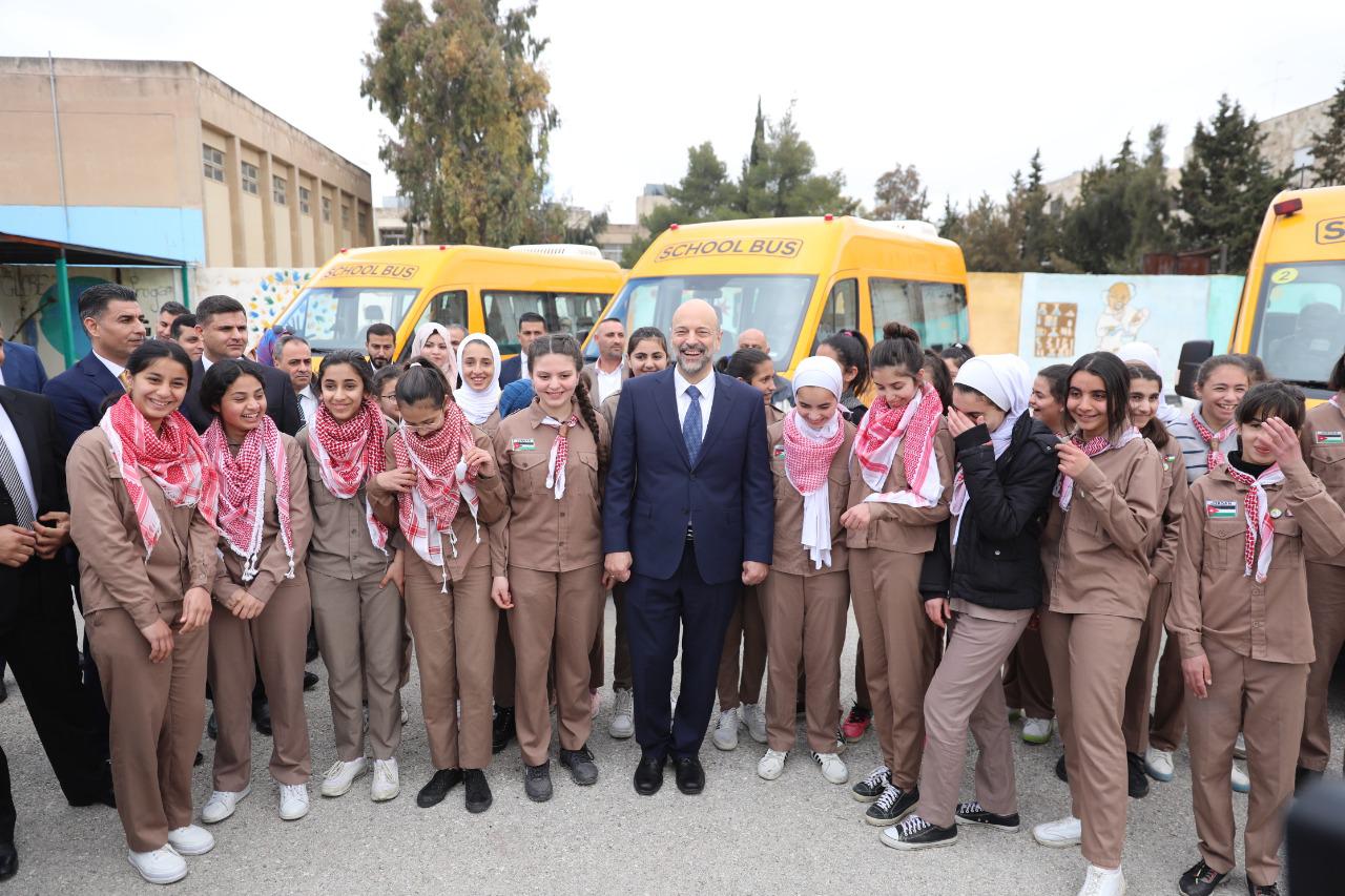 رئيس الوزراء يشيد بباصات هيونداي المخصصة لنقل طلبة المدارس – صور