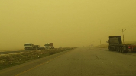 قطع الطريق الصحراوي أمام المركبات في منطقتي الأبيض والزميلة بسبب الغبار