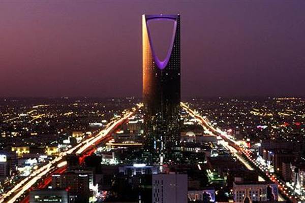 السعودية تخفض رواتب الوزراء وأعضاء مجلس الشورى 