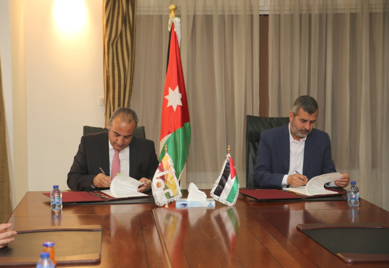 البيئة وأمانة عمان توقعان اتفاقية لأتمتة الخدمات المتعلقة  برخص المهن