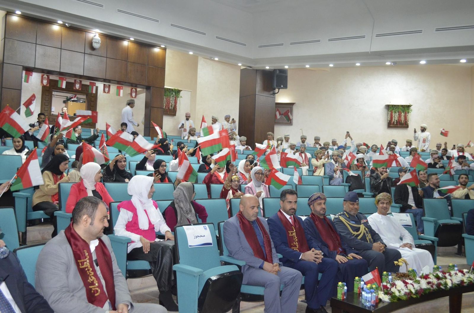 السفير العُماني يشارك طلبة بلاده في عمان الأهلية احتفالهم بالعيد الوطني 