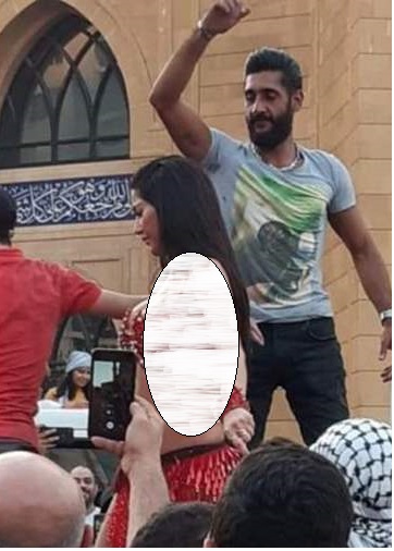 الفنانة التي رقصت أمام المسجد بمظاهرات لبنان: "أنا مسلمة وبآمن بالله".. وردود فعل غاضبة ضدها- فيديو