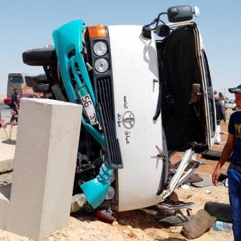 بالصور...إصابة 26 طالباً بينهم 4 بحالة خطرة بحادث مروع على الطريق الصحراوي