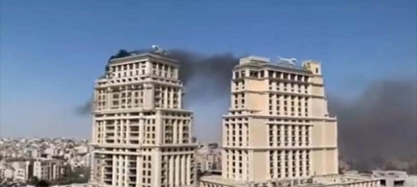 بالفيديو والصور ...الدفاع المدني يخمد حريق شب في فندق قيد الانشاء في منطقة الدوار الخامس