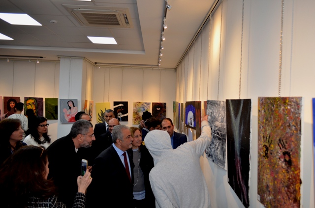 معرض فني في جامعة عمان الاهلية بعنوان  الصداقة والسلام