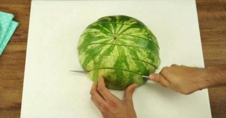 بالفيديو...طريقة مبتكرة لتقطيع البطيخ بدون خروج عصير او اي سوائل منه