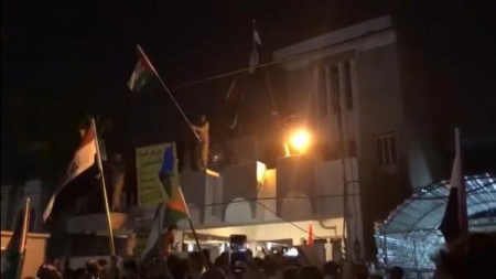 العراق .. متظاهرون يقتحمون السفارة البحرينية ويرفعون علم فلسطين- فيديو