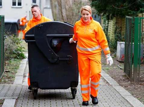  وزيرة ألمانية تجمع القمامة احتفالا بيوم المرأة