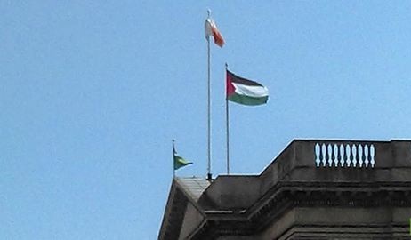 عاصمة أيرلندا ترفع العلم الفلسطيني فوق مبنى بلديتها