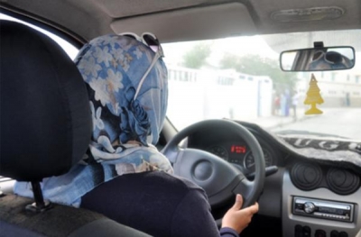 توقيف شاب اعتدى على مركبة فتاة رفضت دفع "خاوات" بساحة مول في عمان!