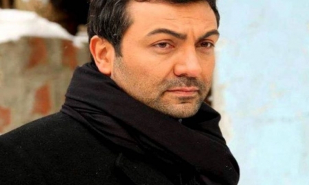 الممثل التركي أسمر يرفض هدية باهظة من رجل عربي.. ما قيمتها