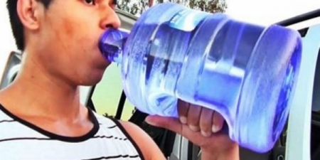 شاب يقرر شرب 4 لتر من الماء يوميا لمدة شهر , و النتيجة كانت صادمة