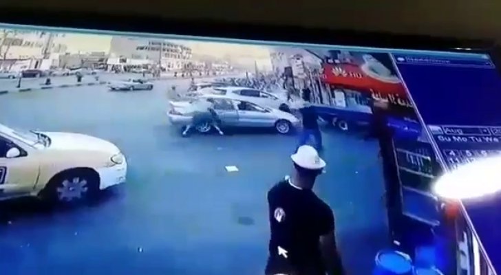 بالفيديو .. مواطن يطعن شخصين داخل مركبتهم في الزرقاء