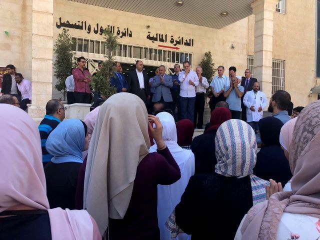 أسرة جامعة عمان الاهلية تنفذ وقفة تضامنية مع الوطن وقيادته الهاشمية إثرالعمل الارهابي الجبان في الفحيص والسلط