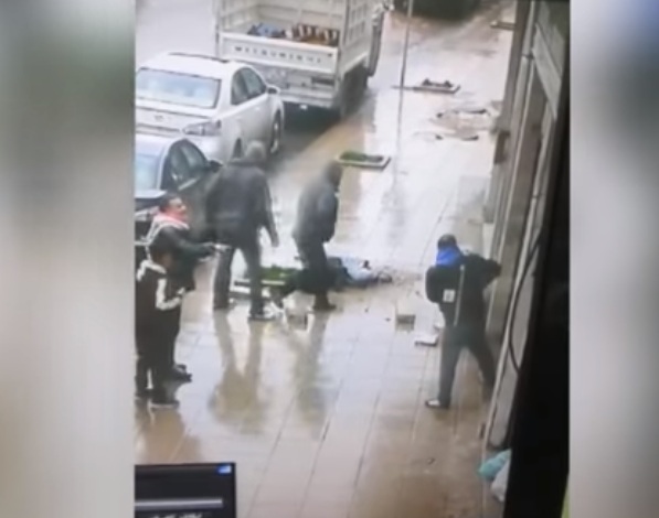بالفيديو : ما هي حالة شاب سقطت حجارة على رأسه في عمان