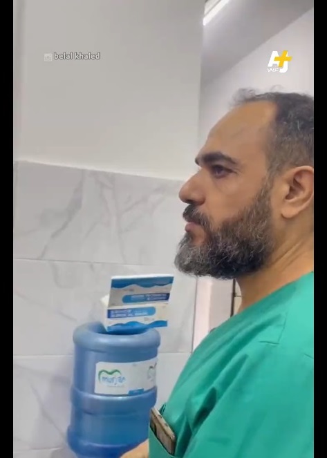 شاهد كيف صُدم طبيب في غزة بجثتي نجله ووالده أحضرت للمستشفى اثناء عمله – فيديو