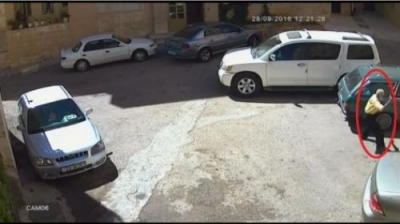 مختل عقليا يحطّم السيارات ويخرج عاريا في عمان (فيديو)