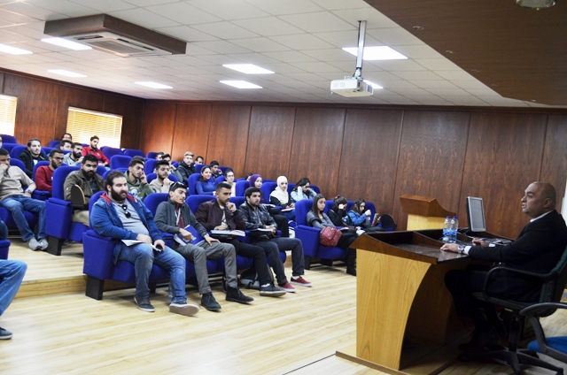 عميد كلية الأعمال في جامعة عمان الأهلية يلتقي الطلبة المستجدين في الكلية