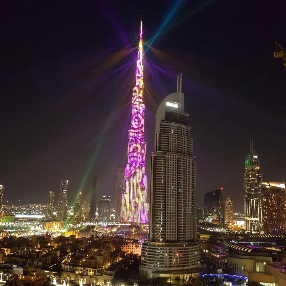 شاهد بالفيديو : برج خليفة يضيء بصورة كابتن منتخب قطر