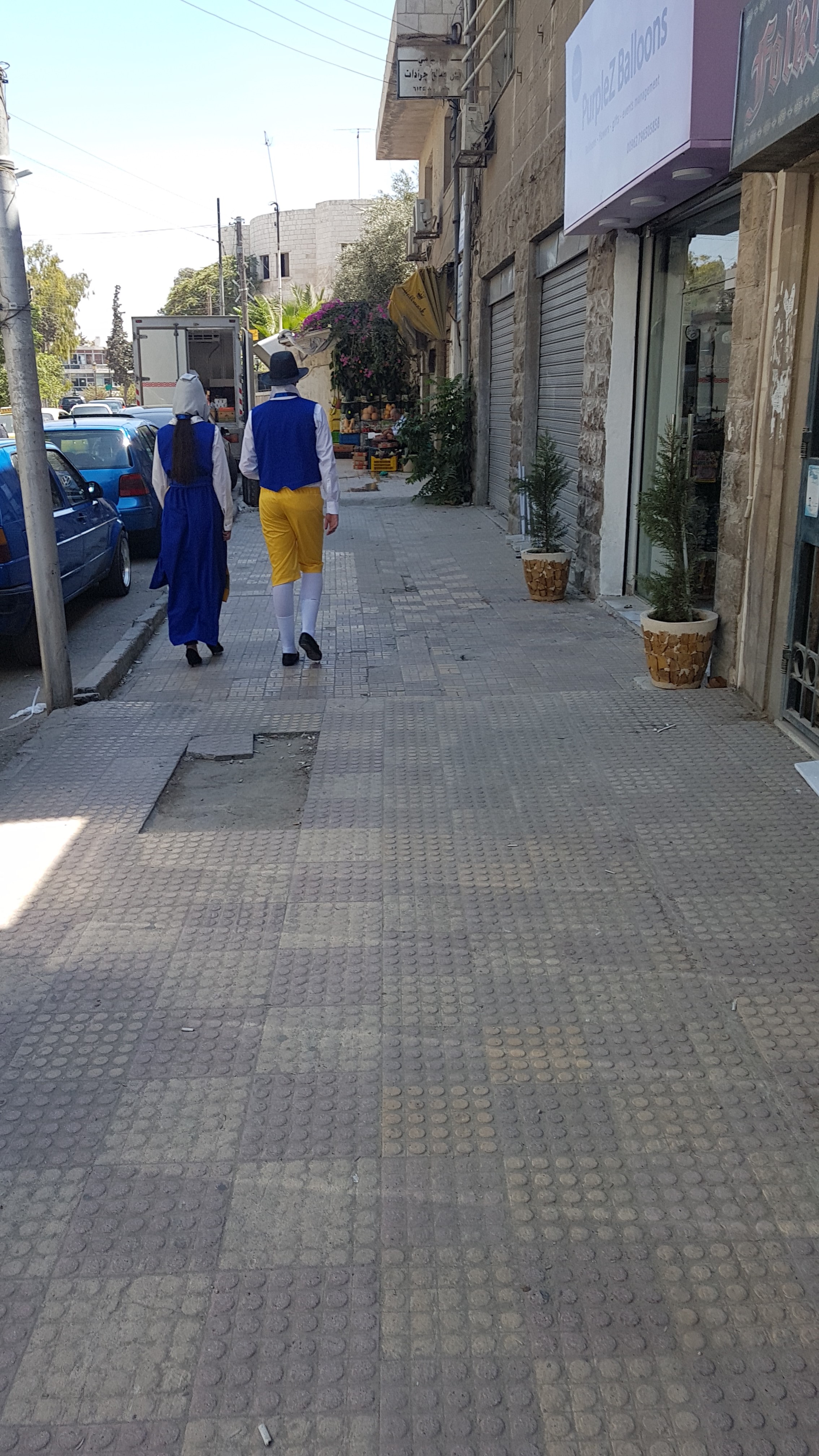 شخصيتان غريبتان تجوبان شوارع العاصمة عمان 